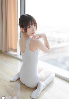 欧美明星喇叭皮裤街拍_手机在线免费观看