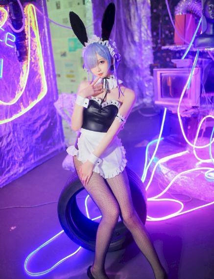 欧美啄木鸟丝袜_迅雷1080
