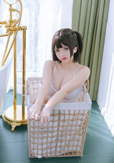 欧美羽绒服女长款_字幕高清版在线播放