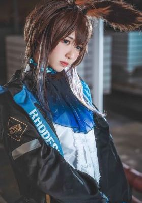 欧美服装海报简约_视频网址大全